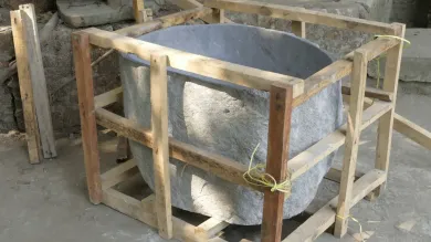 Becken aus Riverstone, Oberfläche naturbelassen, innen poliert. Länge 87 cm, Breite 83 cm, Höhe 50 cm, Tiefe 40 cm. 